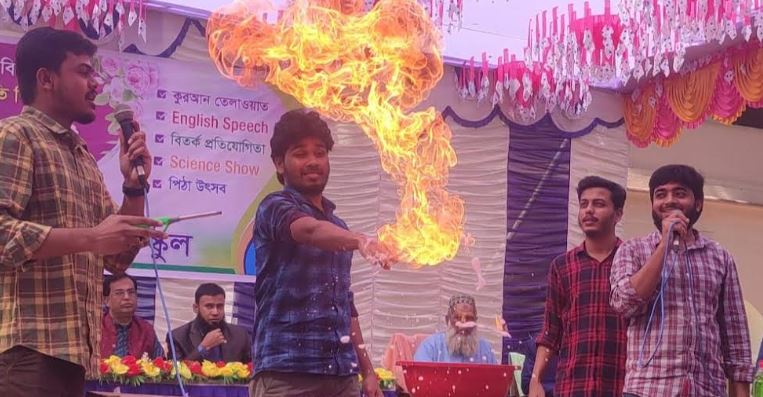 রাবি সায়েন্স ক্লাবের উদ্যোগে সায়েন্স শো অনুষ্ঠিত